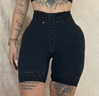 SHORT LEVANTA COLA CON BROCHES