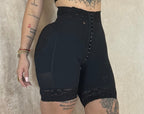 SHORT LEVANTA COLA CON BROCHES