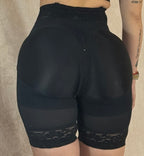 SHORT LEVANTA COLA CON BROCHES